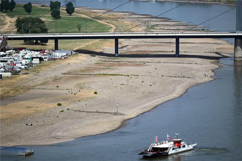 Zu wenig Wasser im Rhein? Niedrige Pegelstände bringen Flusskreuzfahrten durcheinander – Routen werden geändert, teils gibt’s Rabatte oder kostenlose Umbuchungen.picture alliance/dpa