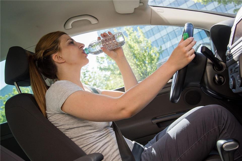 Zu wenig getrunken? Beim Autofahren ist eine Ablenkung aufgrund eines Durstgefühls zu vernachlässigen.Christin Klose/dpa-tmn
