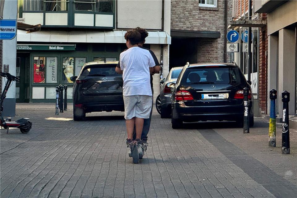 Zu zweit auf dem E-Scooter? Das ist nicht erlaubt, aber in der Borkener Innenstadt täglich zu sehen.