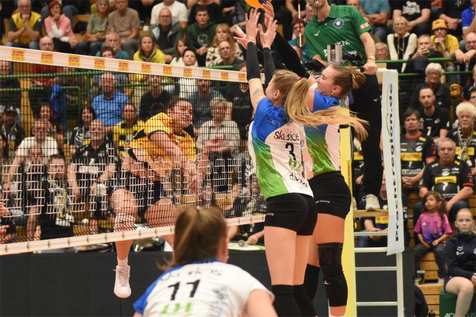 Zu zweit stemmen sich hier die Borkenerinnen Doreen Luther (links) und Liza Kastrup gegen den wuchtigen Angriff der überragenden Suhlerin Laura Berger.