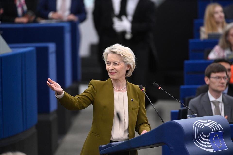 Von der Leyens Pläne: „Europa muss kämpfen“ Zudem will die Deutsche gemeinsam mit den europäischen Herstellern an der Bezahlbarkeit für kleine Autos arbeiten. Pascal Bastien/AP/dpa