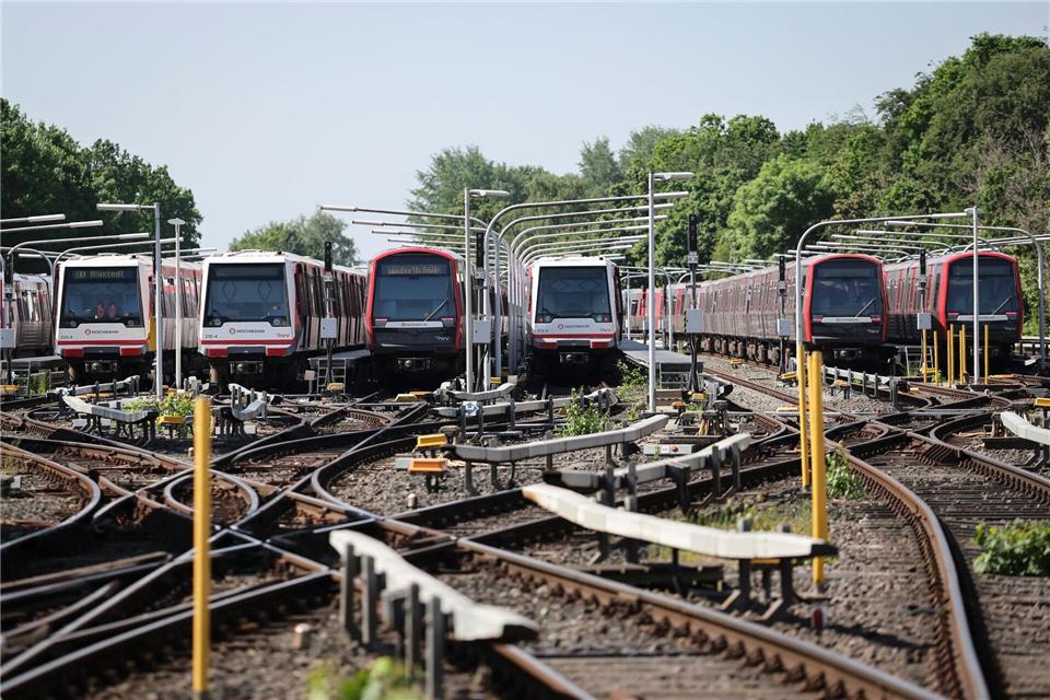 Züge der Hamburger Hochbahn warten auf ihre ReinigungChristian Charisius/dpa