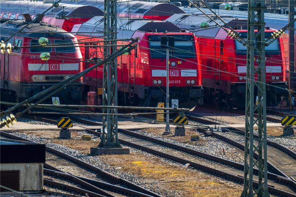 Züge der Regionalbahn. (Symbolbild)Peter Kneffel/dpa