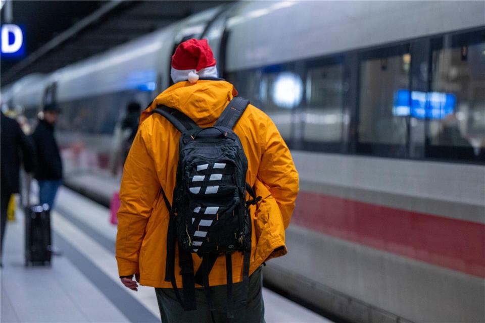 Züge sind am frühen Morgen und am späten Abend in der Regel weniger voll. (Archivbild)Monika Skolimowska/dpa