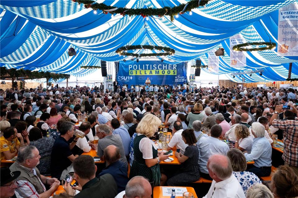 Zünftig geht es beim Gillamoos zu. Zum politischen Frühschoppen reisen wieder Landes- und Bundespolitiker an. (Archivbild)Sven Hoppe/dpa