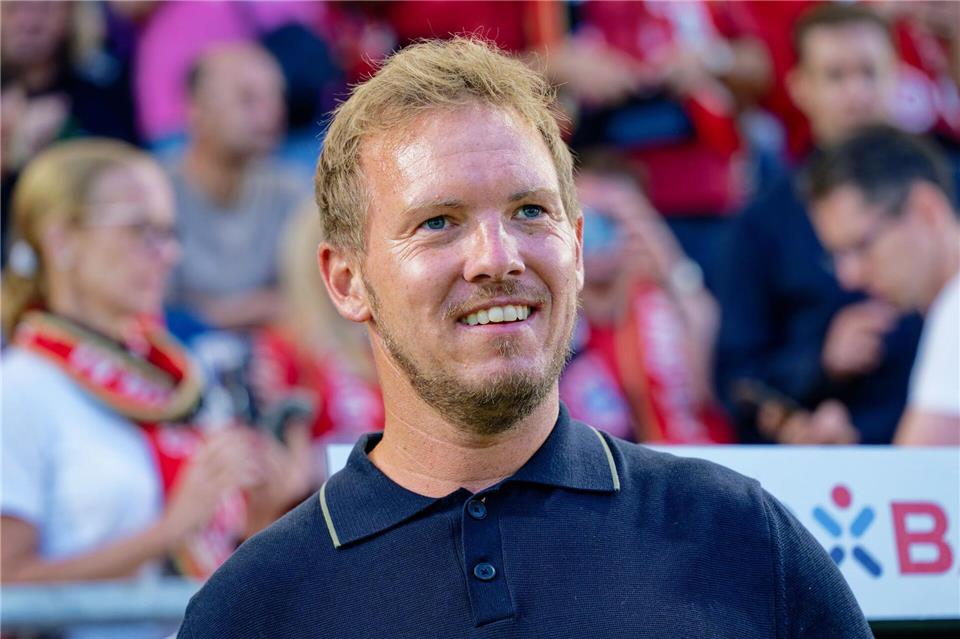 Zuerst lobte der Bundestrainer die Eintracht, dann sah er Bayern München im DFB-Pokal in Wiesbaden zu.Uwe Anspach/dpa
