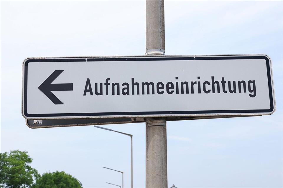 Zuerst werden die Asylbewerber in den Erstaufnahmeeinrichtungen der Länder untergebracht. (Symbolbild)Daniel Löb/dpa