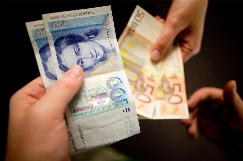 Zufallsfund oder aus Nostalgie über Jahre aufbewahrt: Jahr für Jahr tauschen Menschen Millionensummen alter D-Mark-Bestände bei der Bundesbank in Euro um. (Symbolbild)Kay Nietfeld/dpa