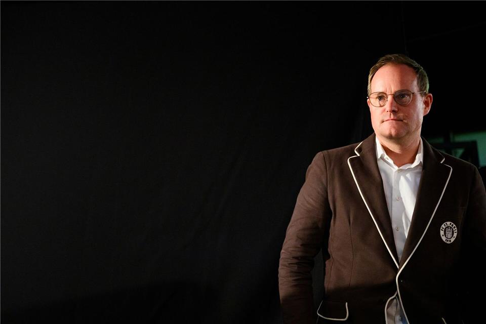 FC St. Pauli: Genossenschafts-Kampagne wird verlängert Zufrieden mit dem Genossenschafts-Modell des FC St. Pauli: Präsident Oke GöttlichGregor Fischer/dpa