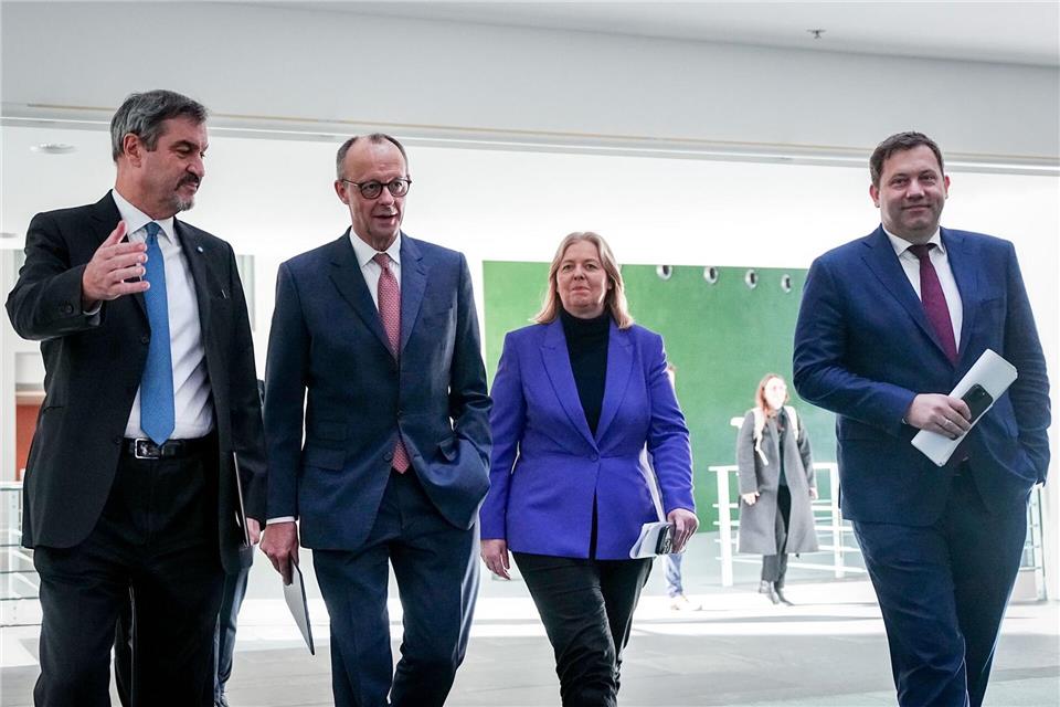 Wo sich die Koalition geeinigt hat - und wo nicht Zufriedene Gesichter nach langer Nachtsitzung: Die Koalition einigt sich bei mehreren Streitthemen.Kay Nietfeld/dpa