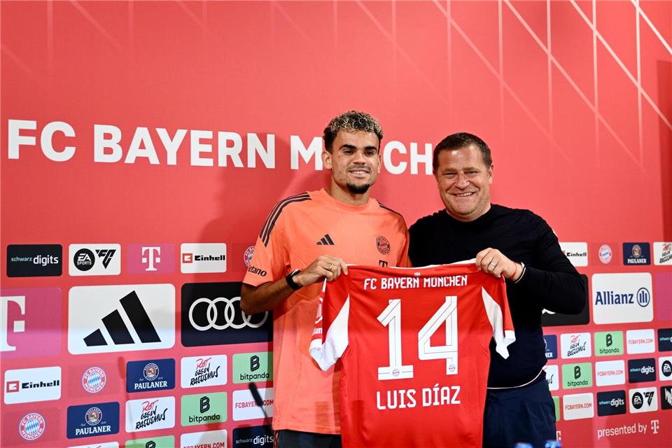 Eberl und die Millionen-Frage: „Dann kommt es auf den Tisch“ Zugang Luis Díaz (l) an der Seite von Bayern-Sportvorstand Max Eberl.Harry Langer/dpa