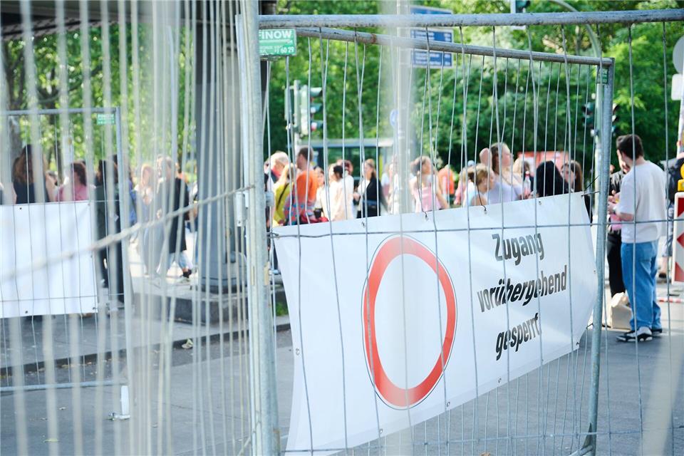 Zugangsbeschränkungen beim Straßenfest des Karnevals der Kulturen. Annette Riedl/dpa