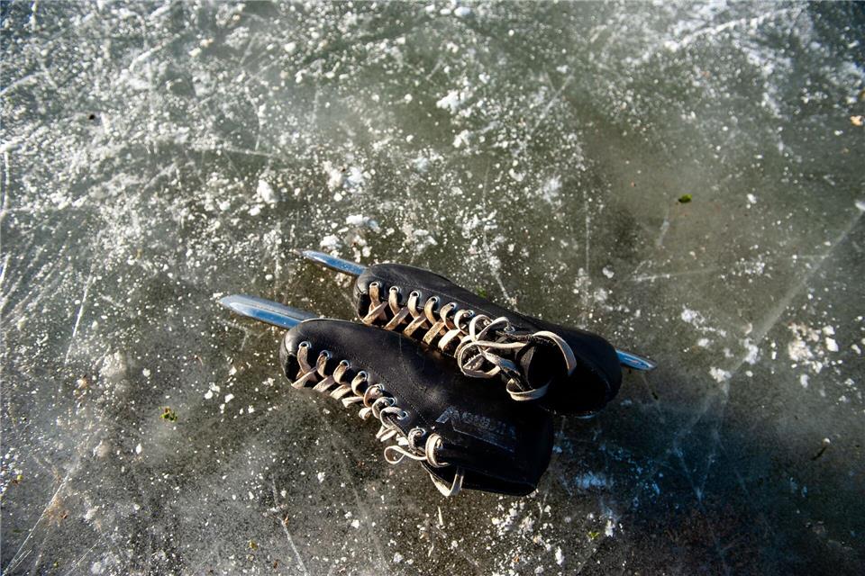 Zugefrorene Seen und Teiche sind verlockend - aber auch gefährlich. (Symbolbild)Ana Fernandez/SOPA Images via ZUMA Press Wire/dpa