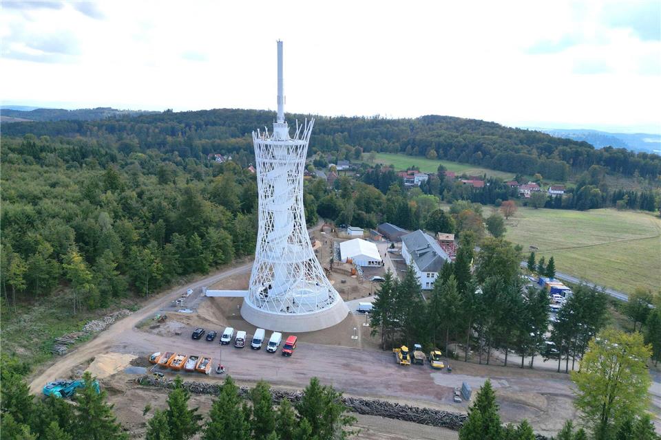 Zugegeben, etwas Fantasie ist nötig: Aber die Antenne ist der Besenstiel, und die schmalen weißen Streben sind der Reisig - fertig ist der gigantische begehbare Hexenbesen im Südharz.picture alliance/dpa