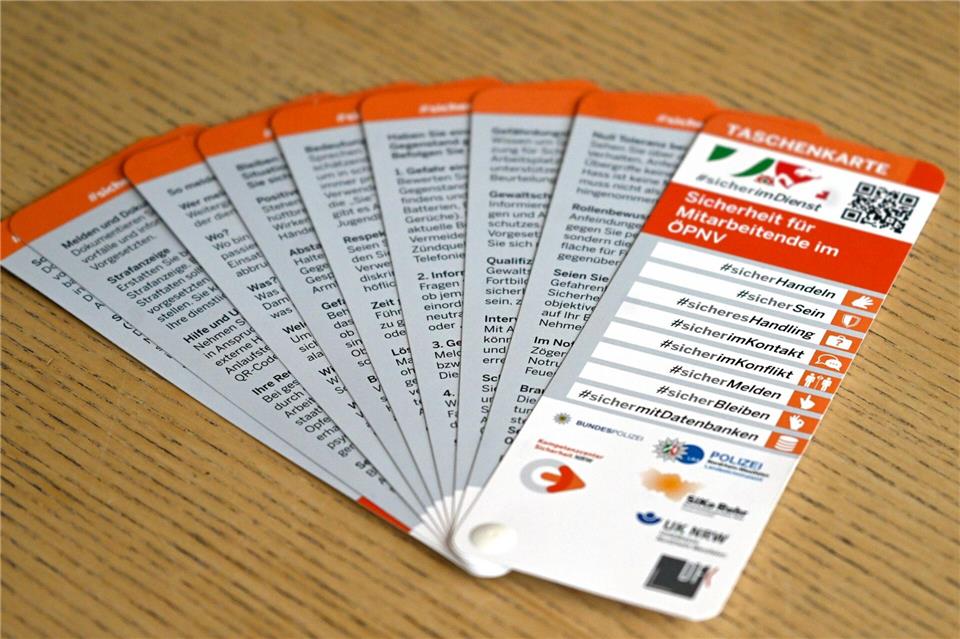 Zugpersonal wird in Deeskalationstrainings geschult. (Symbolbild)Roberto Pfeil/dpa