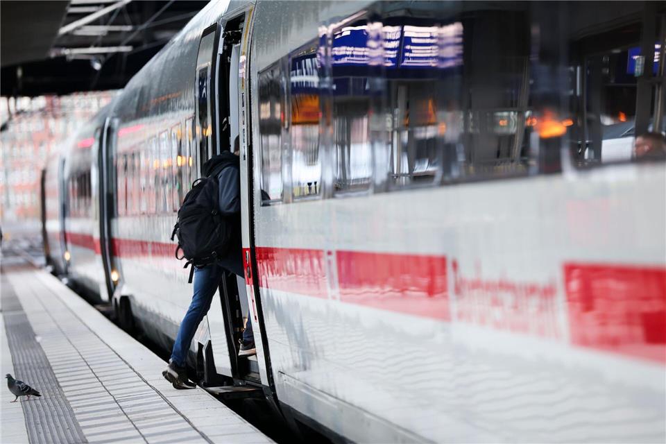 Zugreisende mussten sich auf Ausfälle und Verspätungen im Zugverkehr um Hamburg einstellen. (Symbolbild)Christian Charisius/dpa