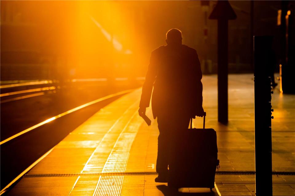 Zug zum Flug verspätet – Entschädigung für Urlauber Zugverspätung: Mögliche Ansprüche auf Entschädigung bestehen immer nur, wenn der Bahntransfer zum Flughafen explizit Teil der Reisebuchung ist. picture alliance/dpa