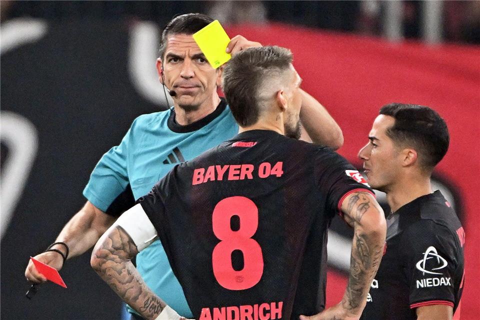 Regelhüter: VAR soll auch Gelb-Rote Karten überprüfen  Zukünftig soll der Video-Schiedsrichter auch Gelb-Rote Karten überprüfen können. (Archivbild)Federico Gambarini/dpa