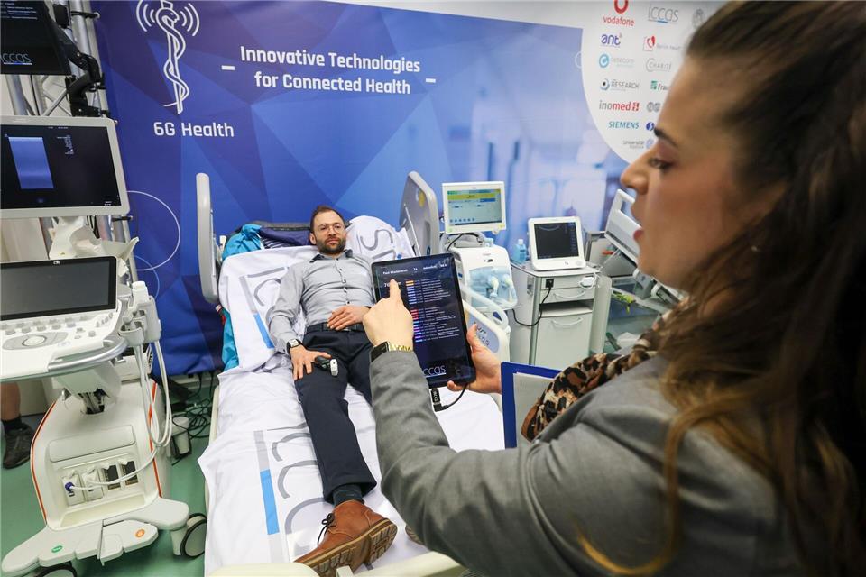 Zukunft mit 6G in der Medizin: Auf einem Tablett werden dem Arzt die aktuellen Vitaldaten und Patienteninformationen angezeigt, sobald er an ein Krankenbett tritt.Jan Woitas/dpa