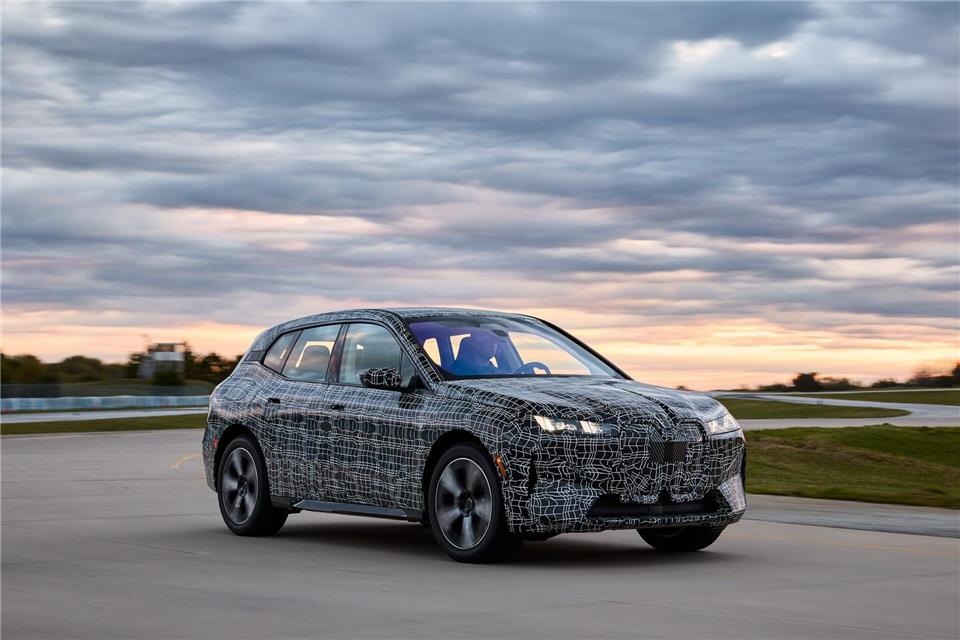 Zukunft mit mehr Reichweite: BMW optimiert den iX und verspricht über 700 Kilometer mit einer Akkuladung – dank aerodynamischem Feinschliff und effizienteren Antriebskomponenten.Fabian Kirchbauer/BMW/dpa-tmn