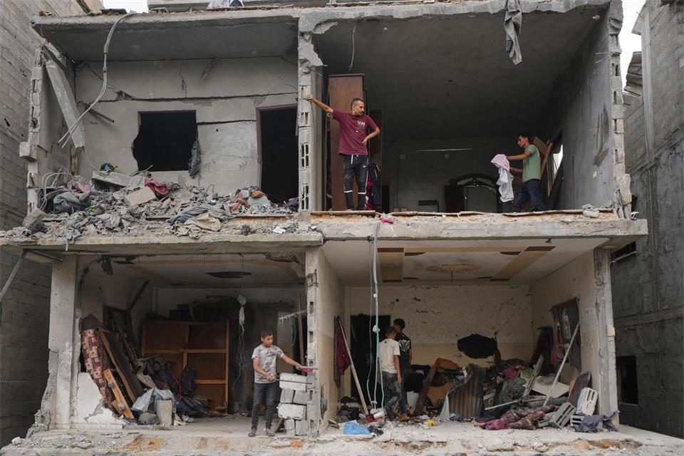 Zuletzt hat Israels Armee ihre Luftangriffe zudem wieder verstärkt. Jehad Alshrafi/AP/dpa