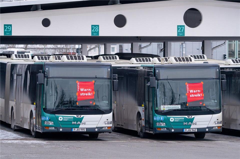 Zuletzt hatte die Gewerkschaft Verdi mehrfach zum Warnstreik im Nahverkehr aufgerufen. (Archivbild)Georg Moritz/dpa