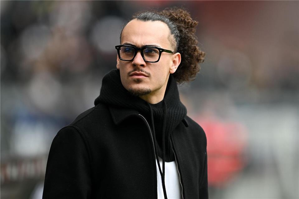 Zuletzt in Zivil, bald wieder auf dem Platz: Arthur Theate ist zurück im Mannschaftstraining. (Archivbild)Florian Wiegand/dpa