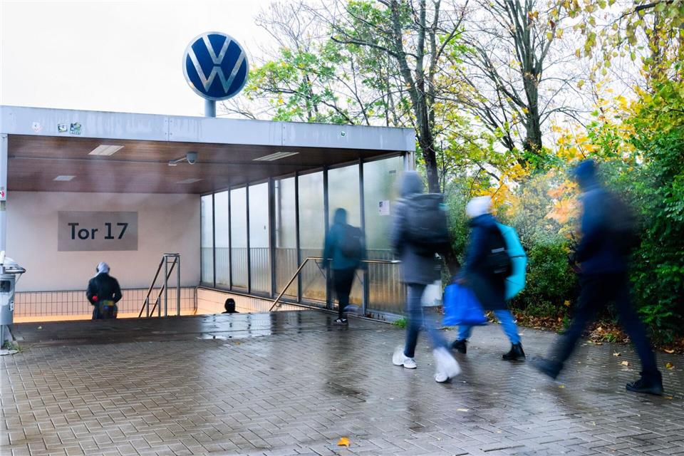 Zuletzt rutschte der VW-Konzern wegen Problemen bei Porsche tief in die roten Zahlen – im dritten Quartal stand ein Verlust von 1,072 Milliarden Euro. (Archivbild)Julian Stratenschulte/dpa