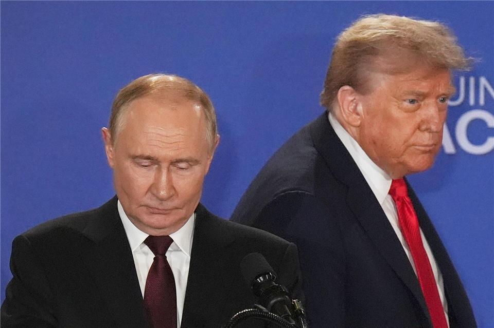 USA und EU verschärfen Russland-Sanktionen Zuletzt trafen sich Trump und Putin im US-Bundesstaat Alaska. (Archivbild)Jae C. Hong/AP/dpa