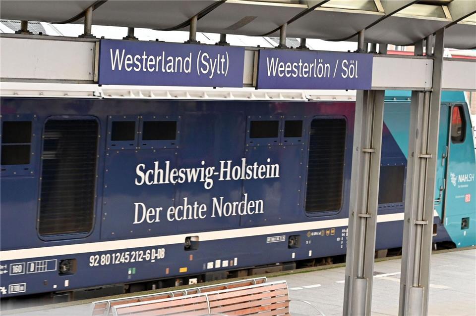 Zuletzt war die Pünktlichkeit auf der Marschbahn teils auf unter 40 Prozent gesunken. (Archivbild)Carsten Rehder/dpa