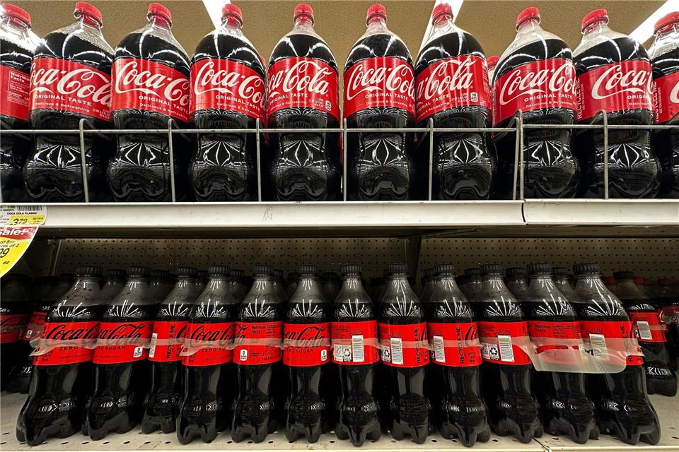 Zuckerfreie Getränke gefragt: Coca-Cola legt zu Zuletzt waren zuckerfreie Getränke gefragt - und Verbraucher griffen auch zu kleineren Verpackungen. (Archivbild)Nam Y. Huh/AP/dpa
