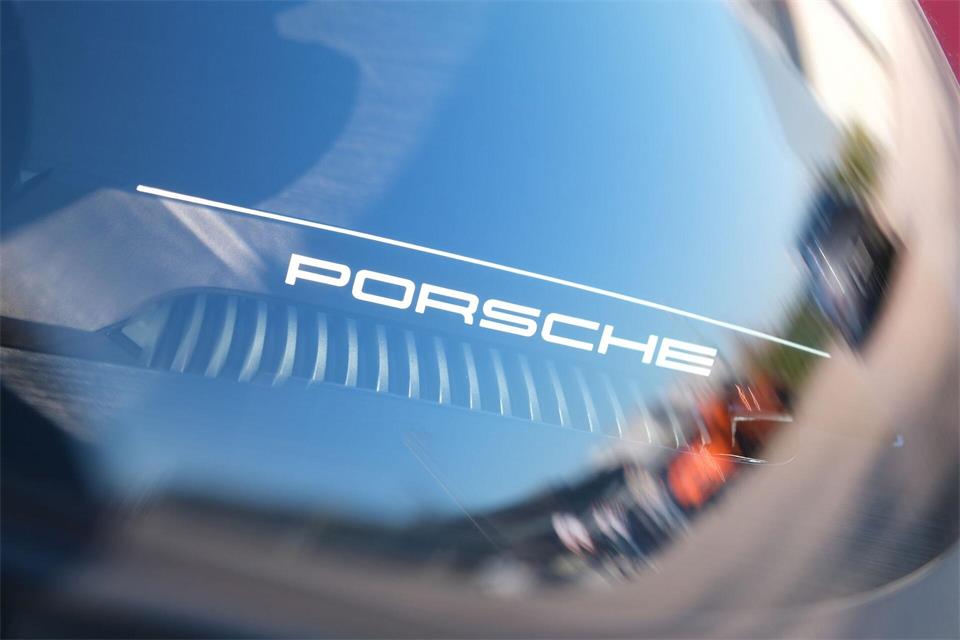 Zuletzt wurden immer weniger Porsche-Fahrzeuge nach China verkauft. Bernd Weißbrod/dpa