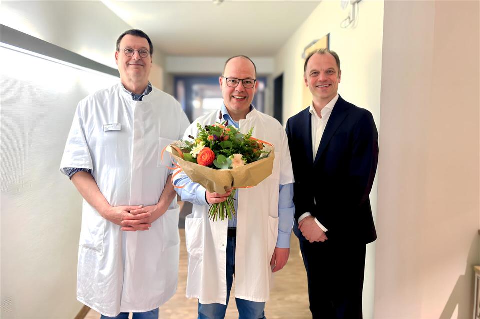 Zum 1. April hat Dr. Christian Zimmer (Mitte) die Leitung des Zentrums für Schmerzmedizin übernommen. Dr. Fabian Hottelet (l.), Chefarzt der Klinik für Anästhesie, Intensivmedizin und Schmerztherapie, freut sich mit Geschäftsführer Dr. Björn Büttner über die personelle Verstärkung.