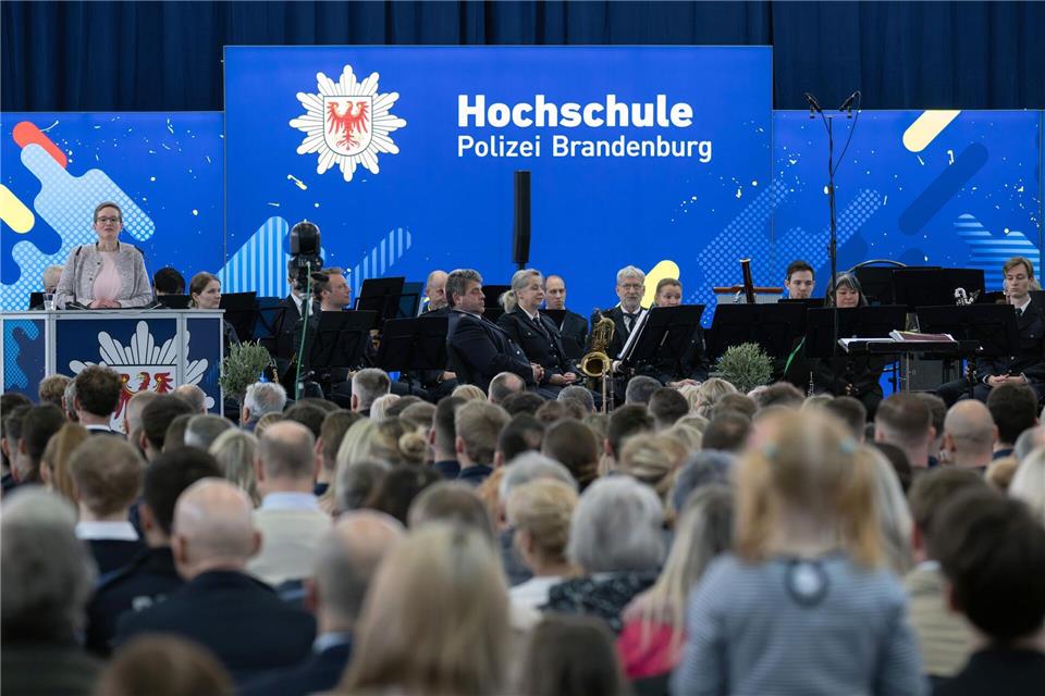 Zum 1. April wurden neue Anwärter für den Polizeidienst ernannt. (Archivbild) Soeren Stache/dpa