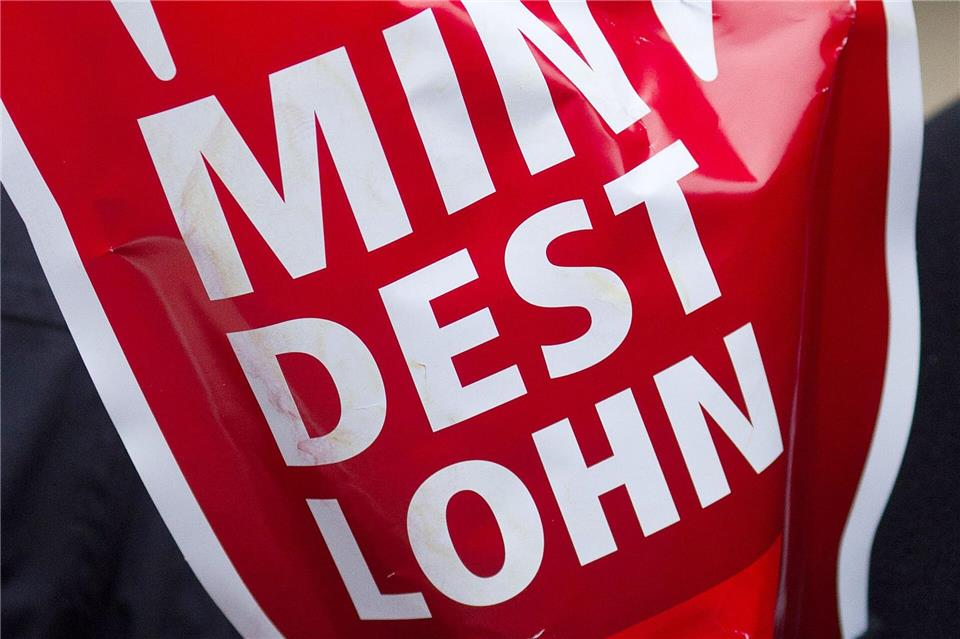 Zum 1. Januar wird der Mindestlohn von 12,82 Euro pro Stunde auf 13,90 Euro angehoben. (Archivbild)Jens Wolf/dpa