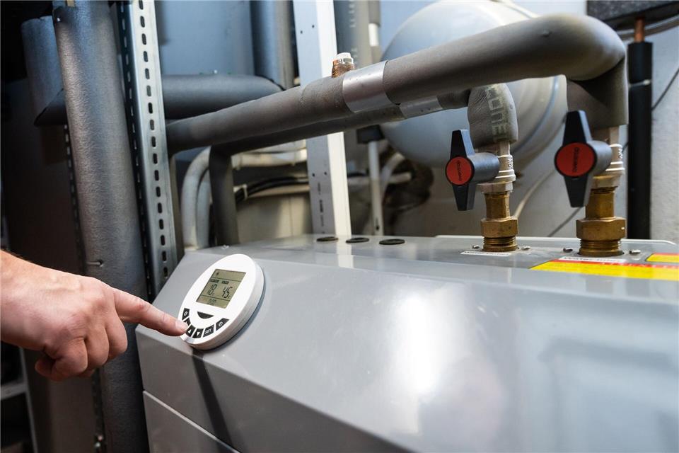 Zum 1. März erhöht sich das Geld von Beschäftigten im Sanitär-, Heizung-, Klimahandwerk in NRW. (Archivbild)Silas Stein/dpa