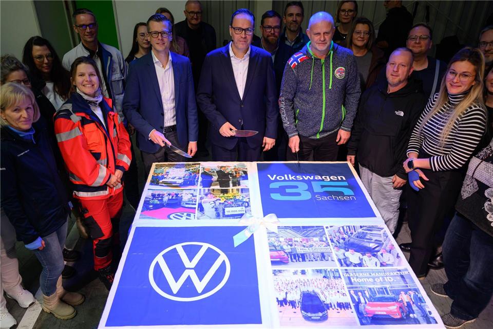 Zum 35. Jubiläum von Volkswagen Sachsen gibt es für die Mitarbeiter in Zwickau eine große Torte. Hendrik Schmidt/dpa