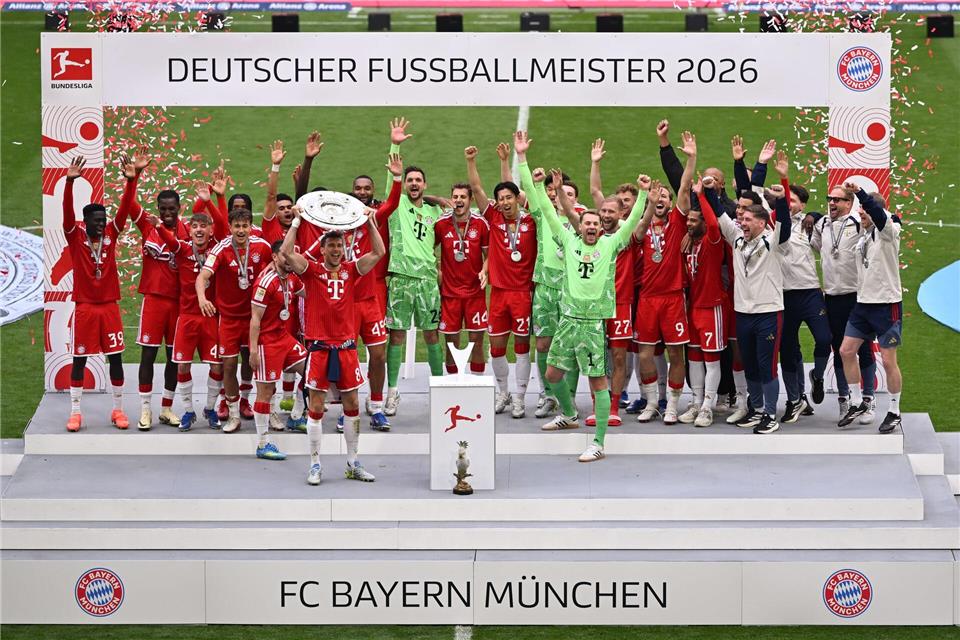 Zum 35. Mal deutscher Meister: Die Bayern feiern im rot-weißen Konfetti-Regen.Sven Hoppe/dpa