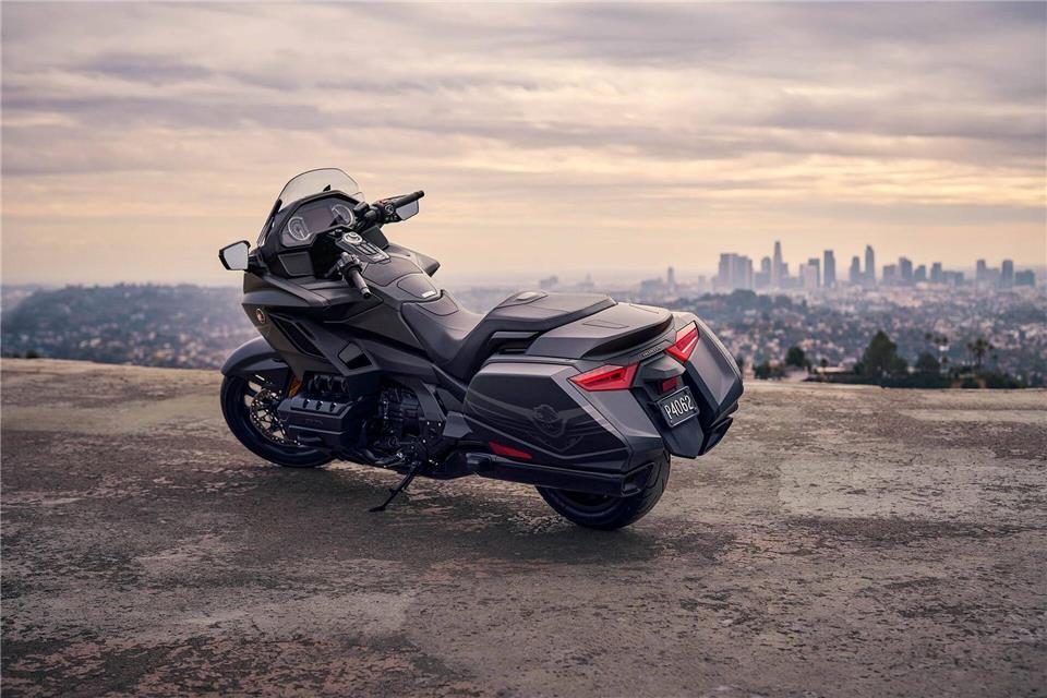 Zum 50-jährigen Jubiläum gibt es die „Goldie“ auch mit der Lackierung in Matt Ballistic Black.Jeff Ludes/Honda/dpa-tmn