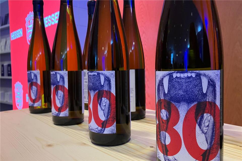 Zum 80-jährigen Bestehen des Landes Hessen wurde ein Jubiläumswein kreiert. Sandra Trauner/dpa