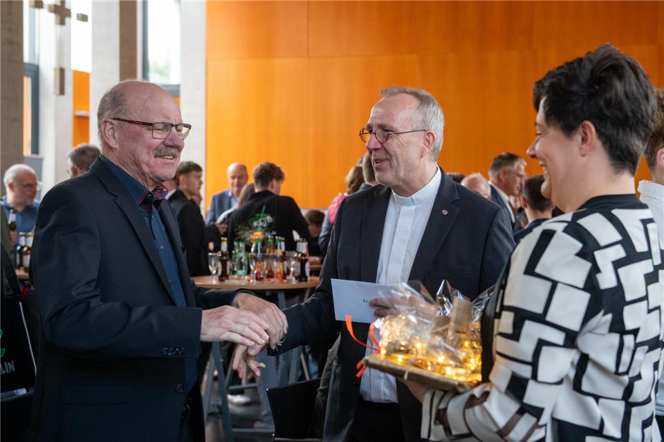 Zum Abschied galt es noch einmal viele Hände zu schütteln. Pater Andreas Hohn (Mitte) war gerührt, dass so viele Weseker in das Pfarrheim gekommen sind.