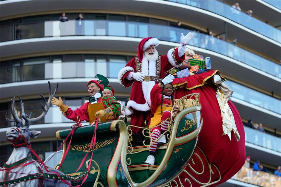 Zum Abschluss der Parade erklärt Santa Claus die Weihnachtssaison für eröffnet.Frank Franklin/AP/dpa