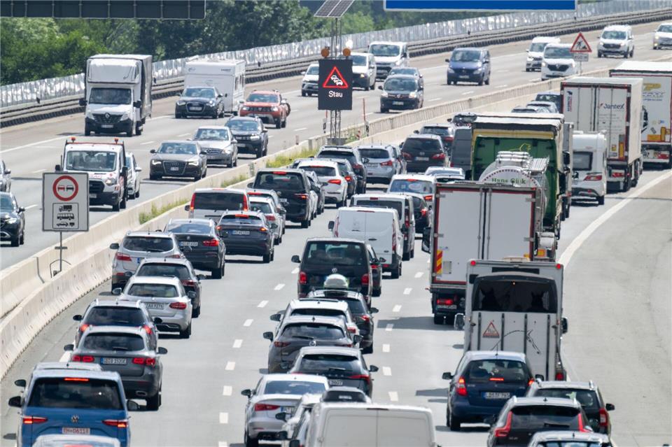 Zum Abschluss der Sommerferien erwartet der ADAC wieder volle Straßen. (Archivbild)Pia Bayer/dpa