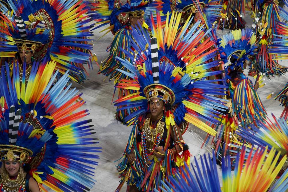 Zum Abschluss des Karnevals in Rio de Janeiro treten die sechs besten Sambaschulen auf.Zhou Yongsui/XinHua/dpa