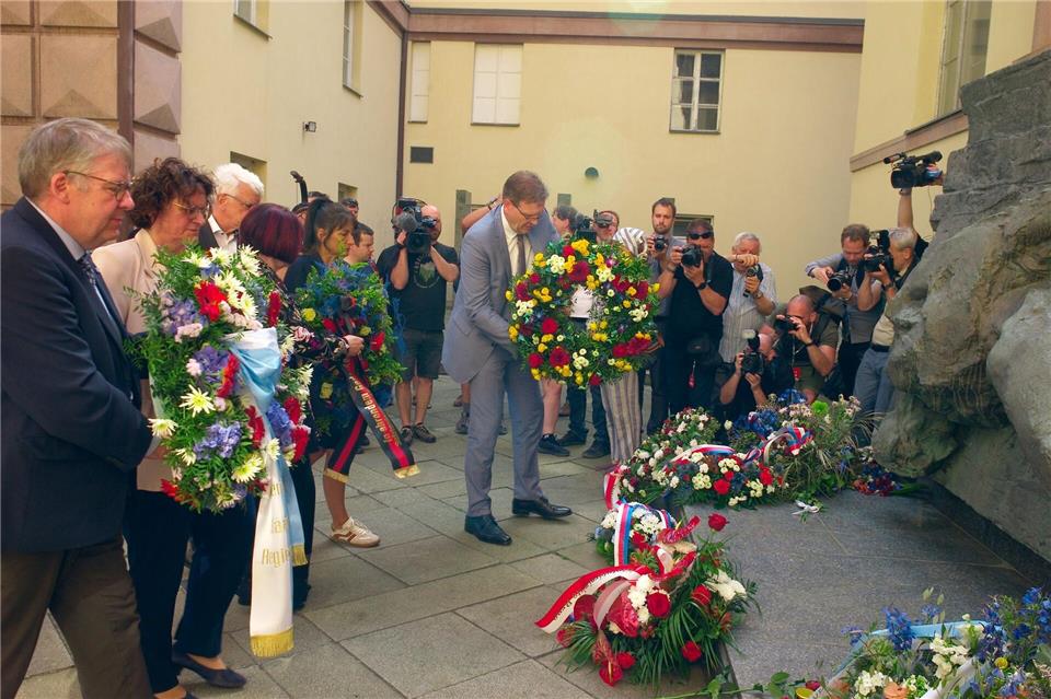 Zum Abschluss des Sudetendeutschen Tags wurden an einem ehemaligen Gestapo-Gefängnis Kränze und Blumen niedergelegt.Michael Heitmann/dpa