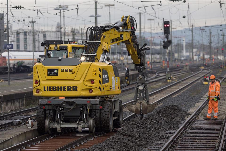 Zum Abschluss muss an neuen Gleisabschnitten noch geschottert werden.Hannes P. Albert/dpa