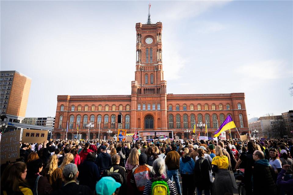 Zum Abschluss versammelten sich die Demonstrantinnen und Demonstranten vor dem Roten Rathaus. Christoph Soeder/dpa