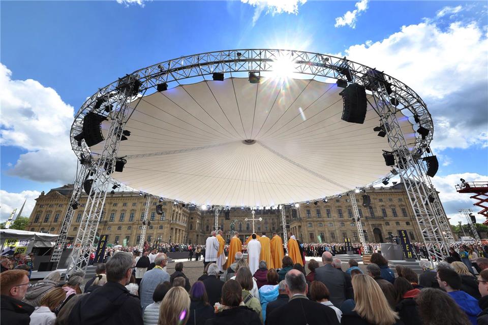 Zum Abschlussgottesdienst schien die Sonne.Karl-Josef Hildenbrand/dpa