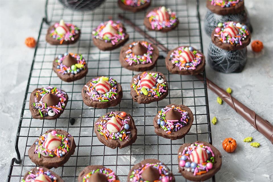 Zum Anbeißen verhext: Diese Hexenhut-Cookies mit viel Schokolade sorgen an Halloween für einen Hingucker. Mareike Pucka/dpa-tmn