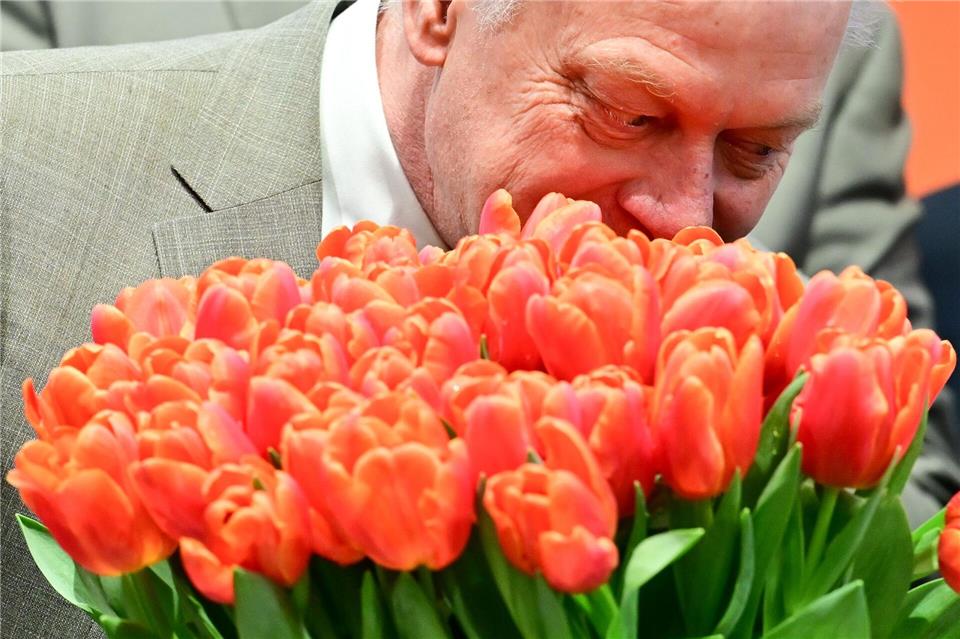 Zum Auftakt der Grünen Woche: Minister Rainer riecht an niederländischen TulpenSebastian Christoph Gollnow/dpa